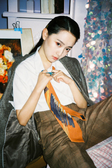 女生的裙子开襟